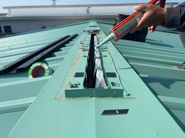 大牟田市で換気棟周囲にシーリング施工