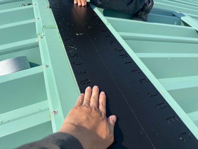 大牟田市で換気棟を施工しているところ