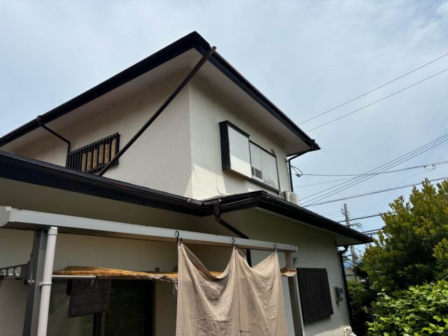 福岡市東区にて雹災害の調査｜軒樋の垂れ下がりと雨樋の集水器の外れを確認