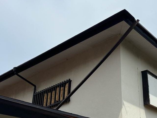福岡市東区の雹で外れた軒樋を調査