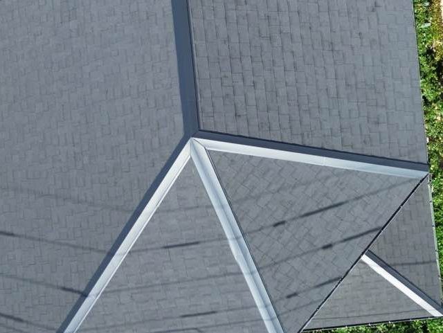 12/23（1）福岡市城南区｜オークリッジスーパー重ね葺き工事の仕上げ〜棟板金・壁際板金で防水性を強化