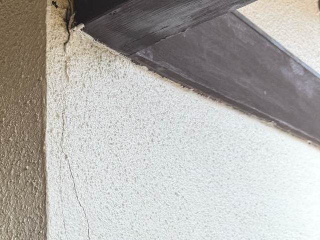 福岡市博多区｜玄関庇まわりの雨漏りを調査。外壁シーリングの補修工事をご提案