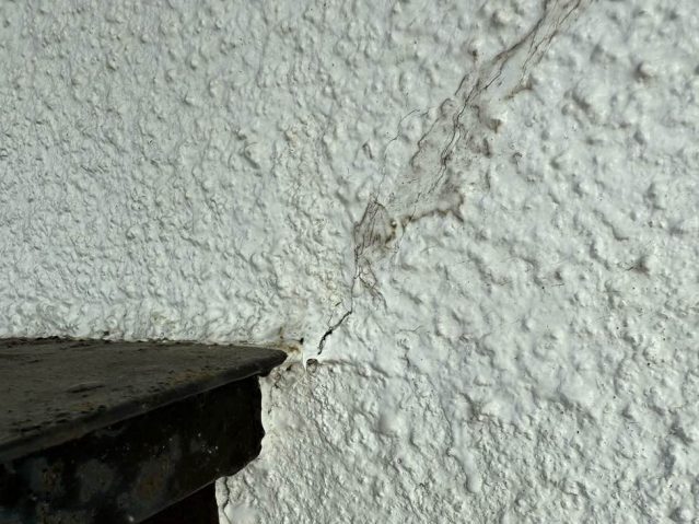 博多区で見つかった庇周りのひび割れ