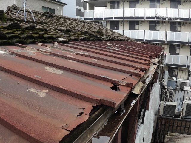 福岡市中央区のアパートのボロボロの金属屋根
