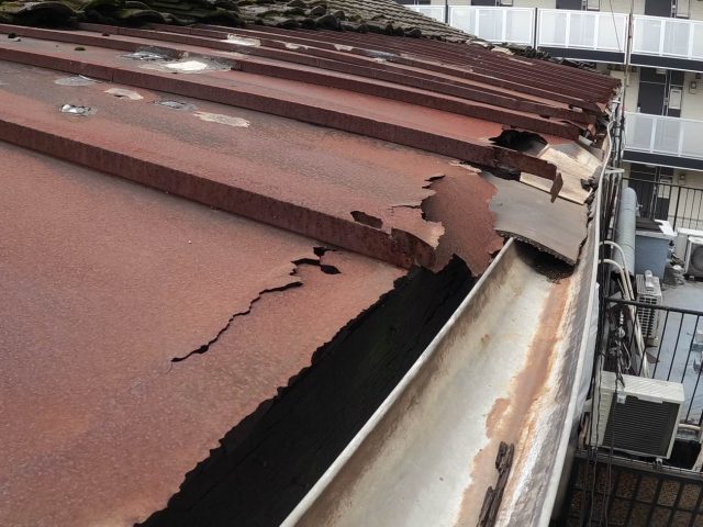 福岡市中央区の錆と破損が目立つ金属屋根