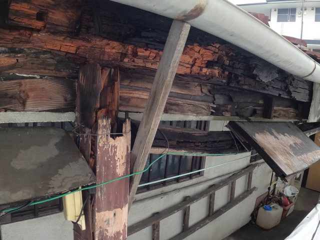 福岡市中央区の腐食で崩れた軒先
