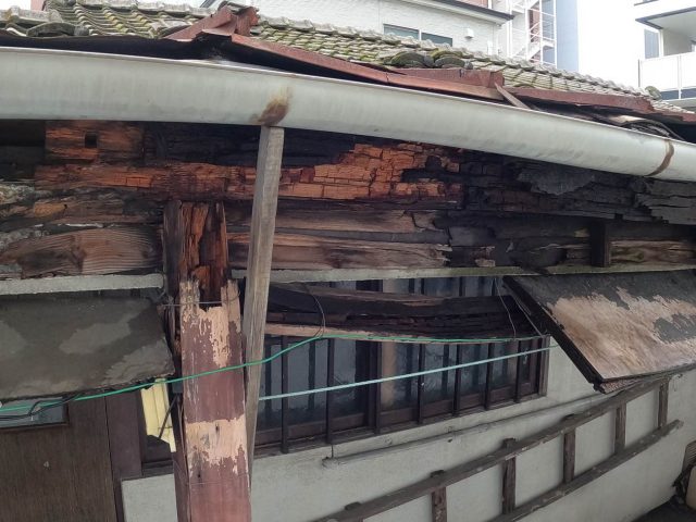 福岡市中央区の崩れかけたアパートの軒先