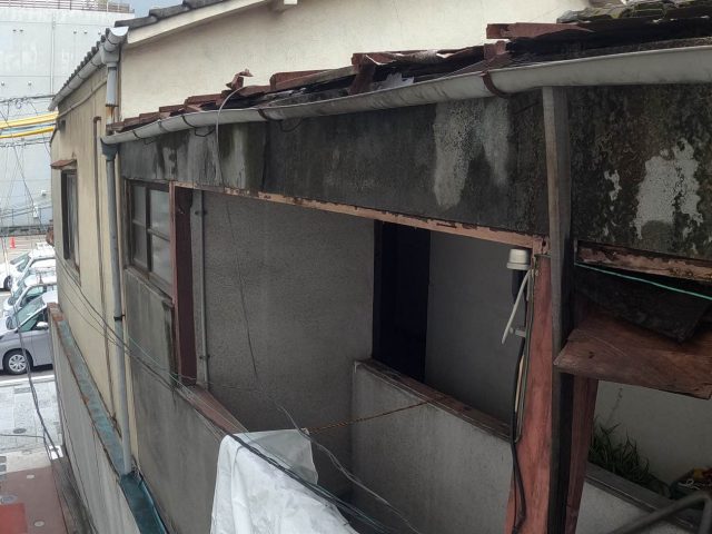 福岡市中央区で朽ちたアパートの外壁