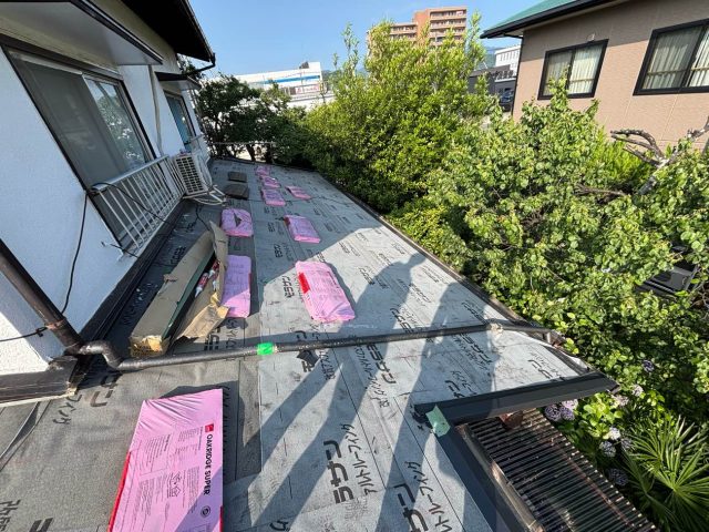 博多区の葺き替えに伴う防水紙の敷設