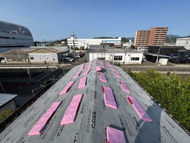 福岡市博多区｜屋根工事でセメント瓦のズレと雨漏りを解決！防水シート施工の様子を公開
