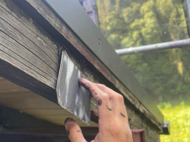 宇美町で軒樋のケレン作業