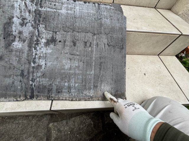 宇美町の破損したスレートの劣化を指摘