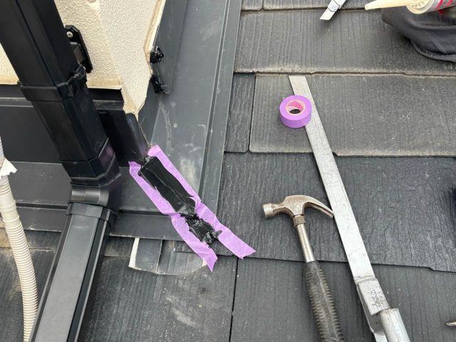 宇美町の壁際板金の補修中