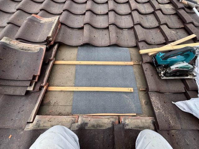 【福岡市南区】豪雨に備えるアパートの屋根修繕工事｜防水シート敷設から瓦復旧まで