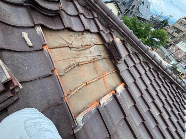 【福岡市南区】雨漏りしたアパート屋根の部分葺き直し工事｜瓦撤去から下地補強まで