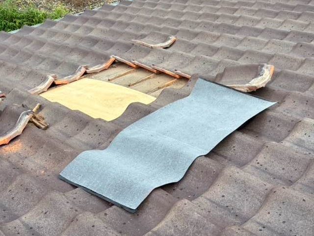 福岡市南区の屋根修繕における防水紙の敷設準備