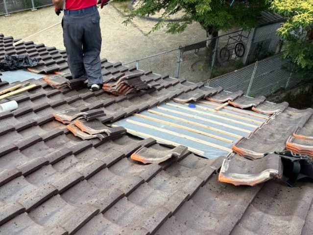 福岡市南区の瓦の葺き直しを行う職人