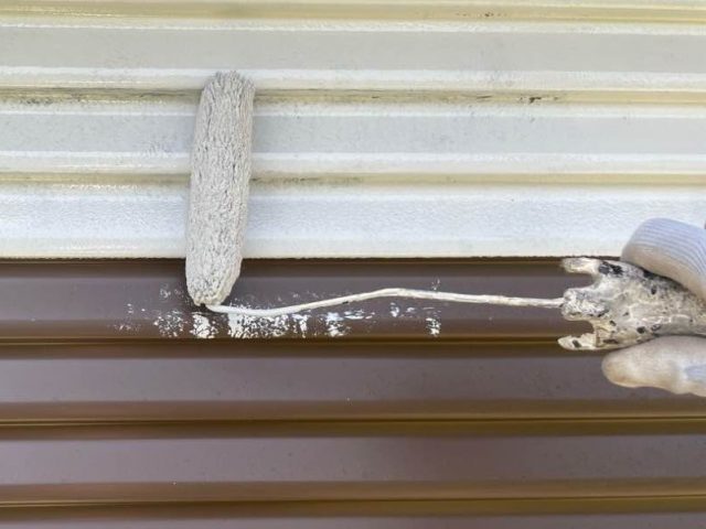 宇美町で雨戸に錆止めを塗布