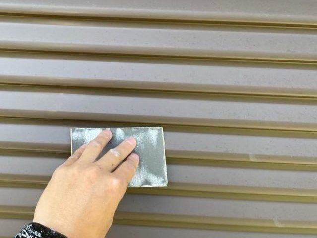 宇美町にて雨戸のケレン処理