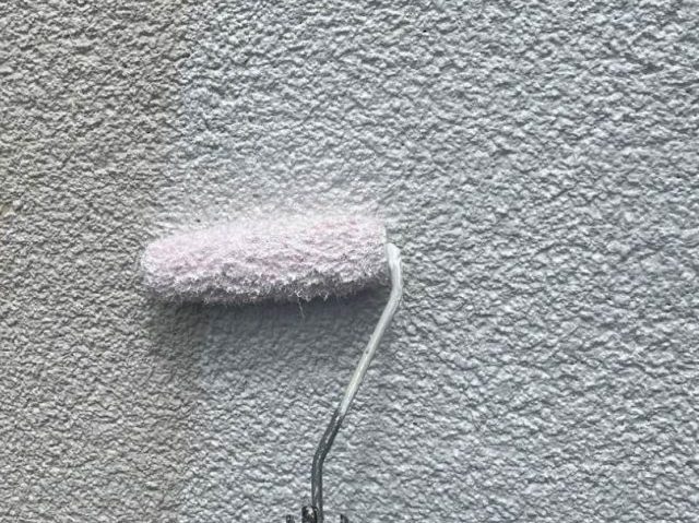 宇美町で塀の下塗り