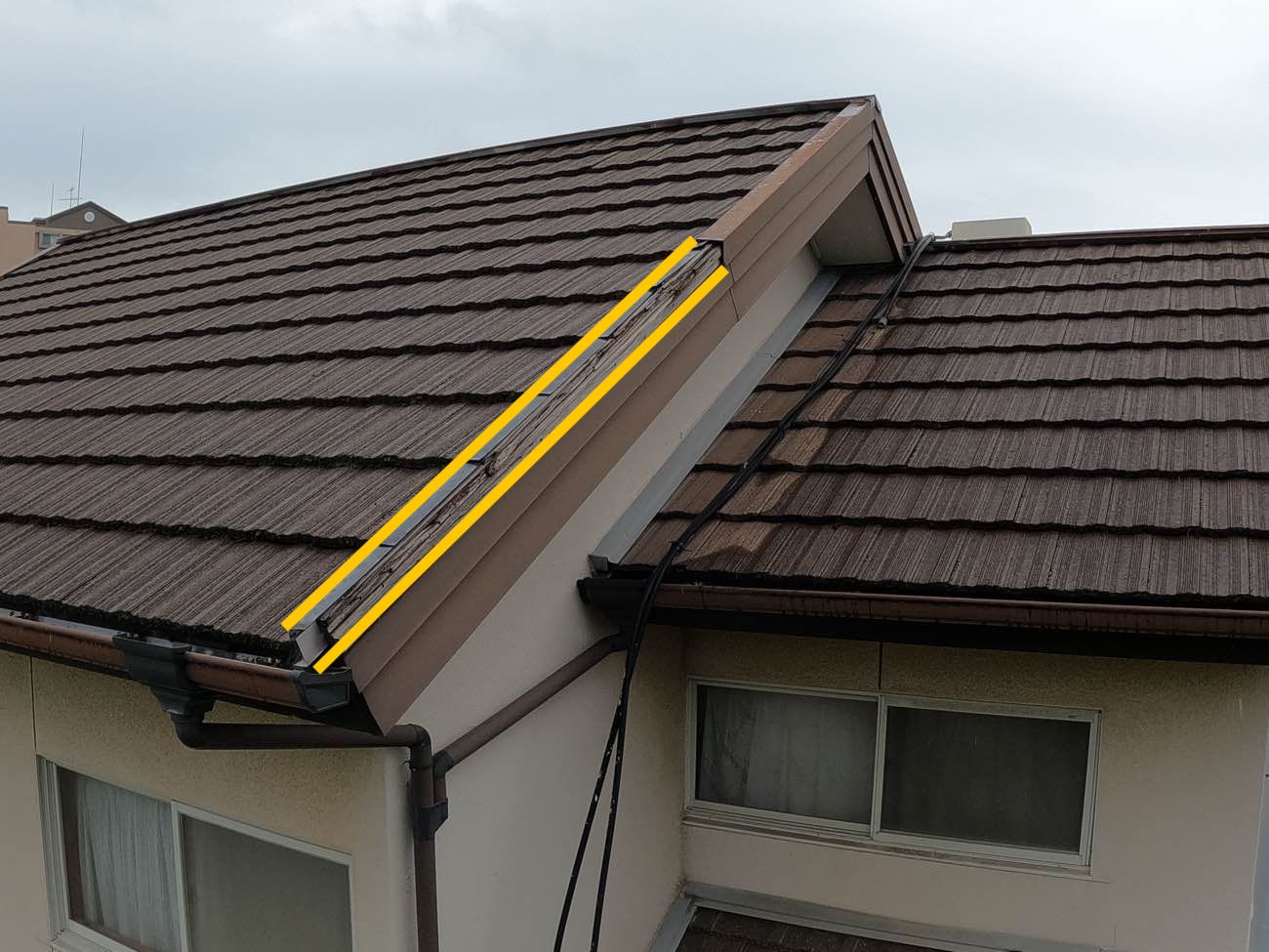 福岡市の屋根工事、ケラバ板金の落下