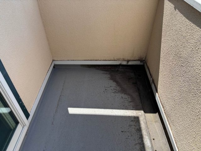 福岡市中央区の雨漏り原因と思われるベランダ