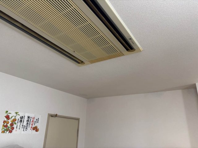 福岡市南区の接骨院の雨漏り状況