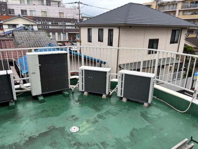 福岡市南区の雨漏りした接骨院の屋上の様子