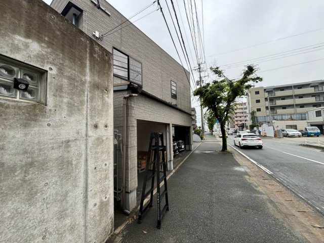 福岡市博多区で事務所の天井に雨漏り｜増築工事の施工不良が原因！軒先板金の不具合を確認