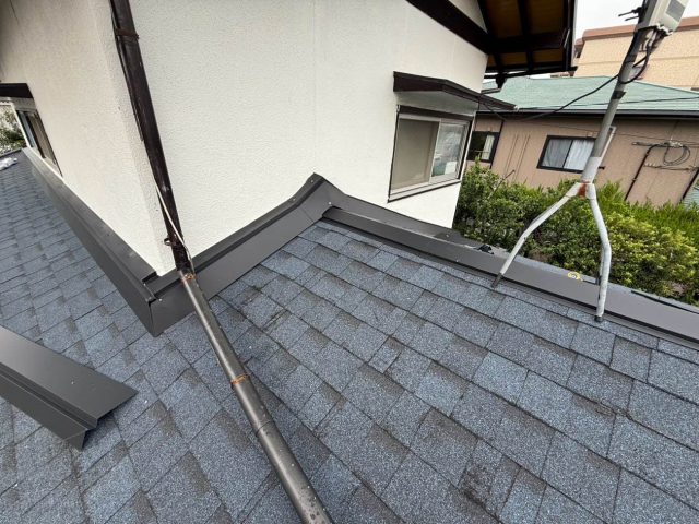 福岡市博多区｜屋根の全面リフォームで雨漏り対策！棟板金と壁際板金の雨仕舞い
