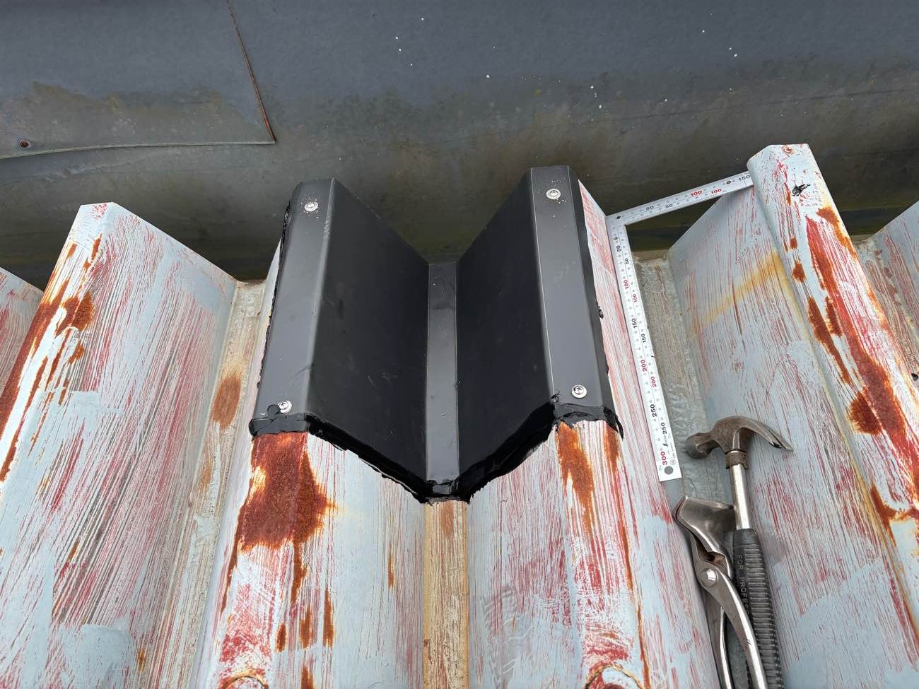 筑紫野市｜三階建て金属製折板屋根の穴あきを補修して集中豪雨に備える