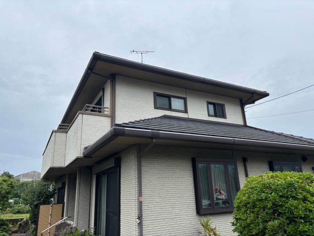 糸島市の戸建てで天井に雨漏り。外壁コーキングとバルコニーの防水層の劣化を発見
