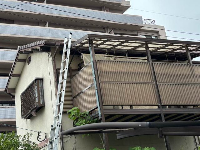 福岡市西区｜強風でベランダ屋根が破損。ポリカ波板の再取り付けと雨樋の補修工事
