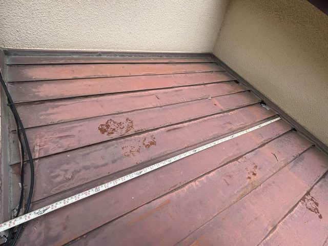 福岡市南区の老朽化した玄関庇と外壁取り合い部