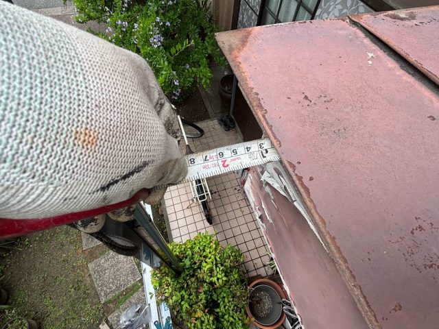 福岡市南区の錆びた玄関庇の端部