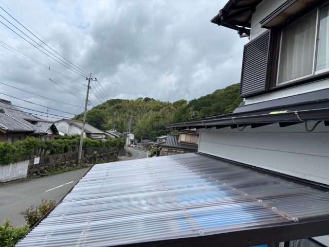 【宇美町】築50年テラス屋根の波板交換工事｜変色・穴あき・錆を解消し安全性と耐久性を回復！