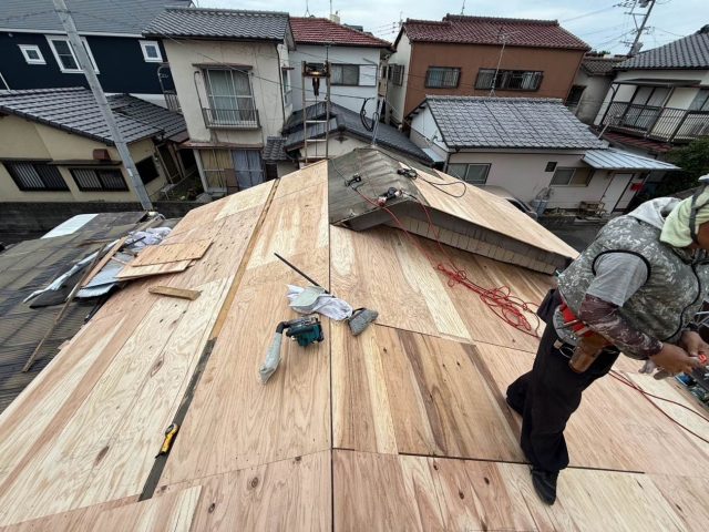 福岡市西区で葺き替えに伴う野地板の施工