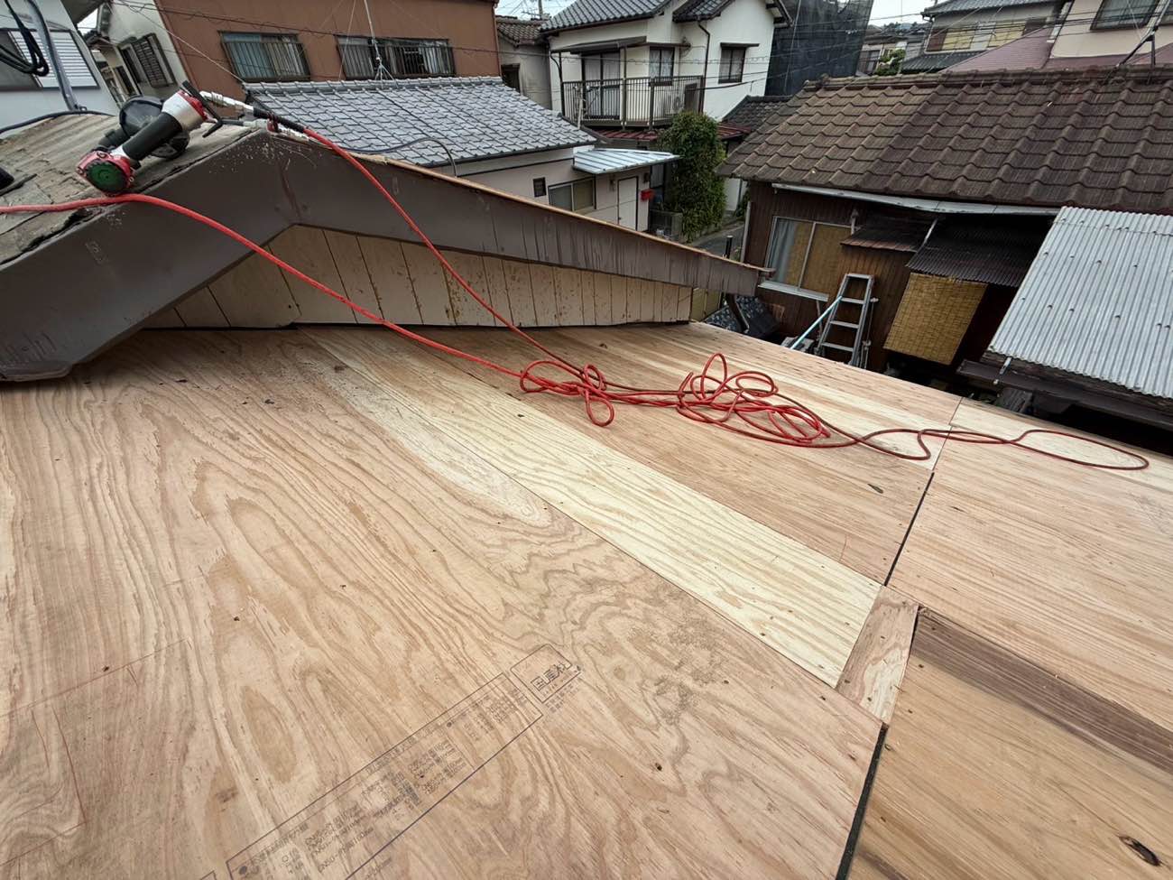 屋根葺き替え工事、野地板貼り