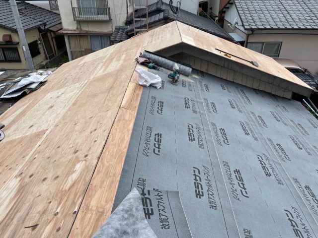 【福岡市西区】雨漏りしたセメント瓦屋根を葺き替え｜野地板と防水シートの施工工程