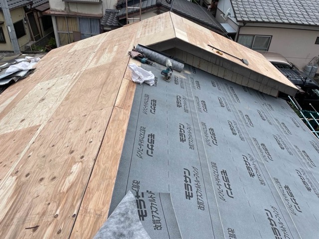屋根葺き替え工事、防水シート施工