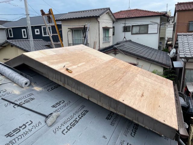 福岡市西区で葺き替えに伴う防水シートの設置