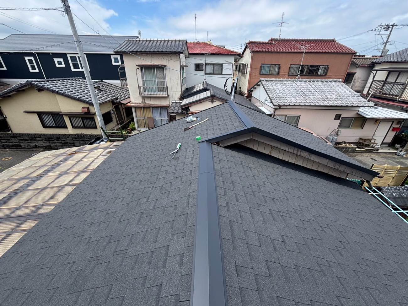 棟板金の取り付けと最終仕上げ