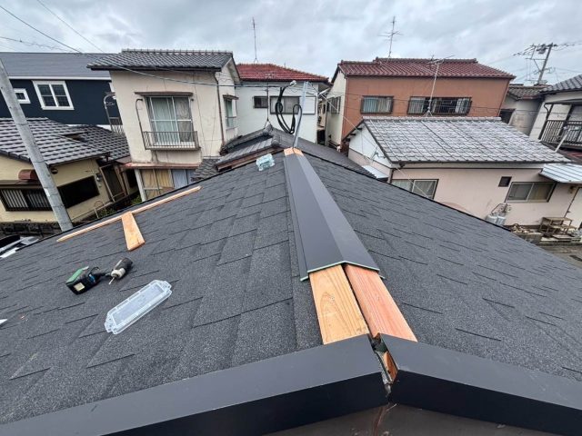 福岡市西区の葺き替え工事における棟板金の施工