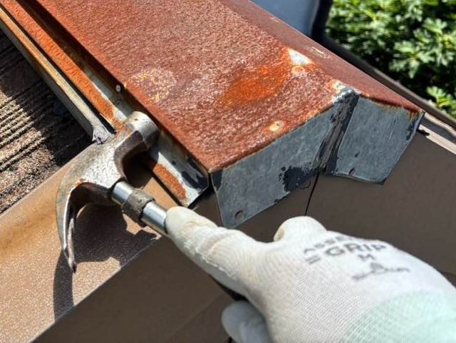 棟板金のくぎ打ち直し作業