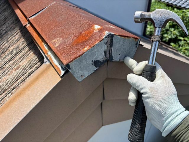 棟板金の浮いたくぎを打ち直すところ