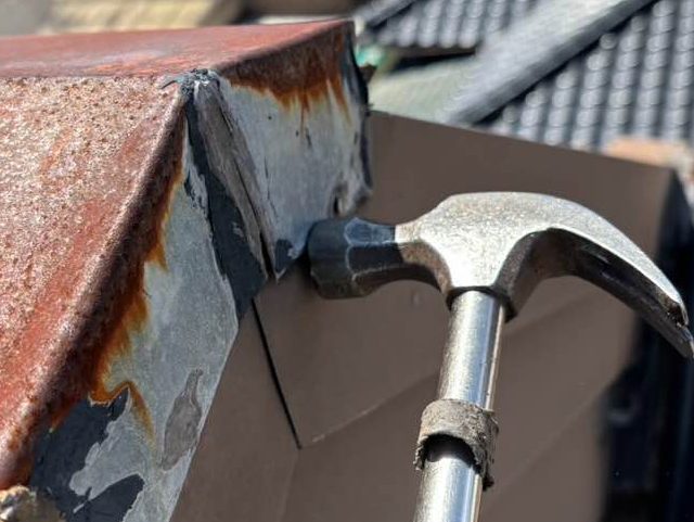 福岡市西区にて強風で浮いた棟板金のくぎ打ち直し
