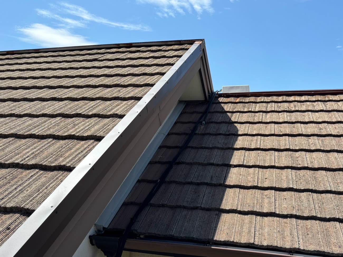 福岡市の屋根工事、ケラバ板金の落下