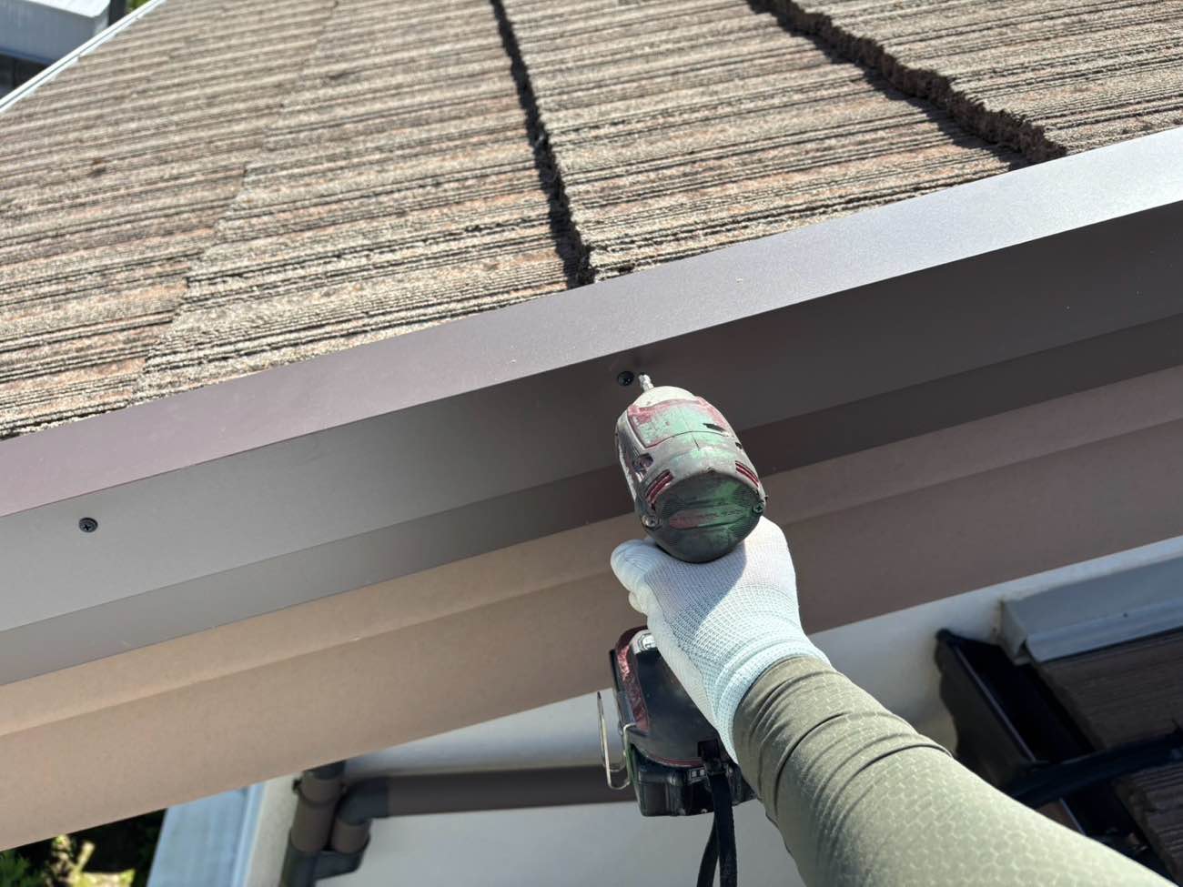 福岡市の屋根工事、ケラバ板金の落下