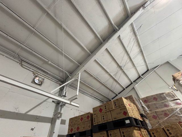 福津市の雨漏りした物流倉庫内