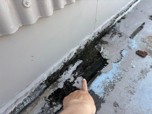 福津市の倉庫の屋根に蓄積した汚れ